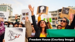 Demonstrațiile din Izmir ale femeilor și organizațiilor din Iran, declanșate de uciderea Mashei Amin de către Poliția moralității. Tânăra de 22 ani a devenit un simbol al luptei pentru libertate și emancipare a femeilor iraniene