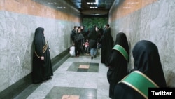 این عکس در توییتر از «متروی انقلاب» در تهران منتشر شده است