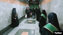 Tehran metrosunda "hicab keşikçiləri" patrul çəkir.