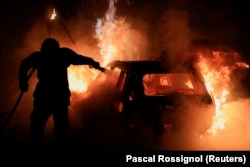  Стотици коли бяха подпалени по време на митингите 