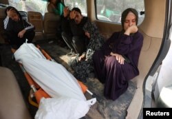 Palestinska porodica Qadeeh uz tijelo svog ubijenog člana nakon izraelskog napada u Kan Junisu, na jugu Pojasa Gaze, 4. decembra