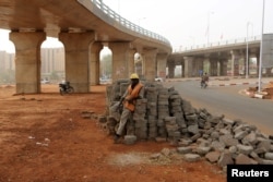 Un muncitor în construcții de la compania chineză CGC International face o pauză în timpul construcției unui drum în Niger (februarie 2016).