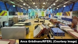 În sala de gimnastică de la Complexul Olimpic din Izvorani, România, s-au montat aparate noi, cumpărate din donațiile venite în ultimele luni.