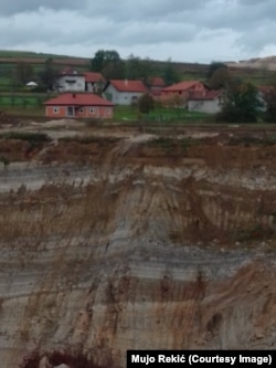 Najudaljenija kuća od mjesta eksploatacije uglja je 40 metara, u selo Bašići.