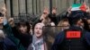 Студентите протестираат за поддршка на Палестинците во Газа во близина на Универзитетот Сорбона во Париз, 29 април 2024 година.