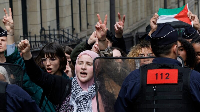 حضور پلیس در دانشگاه سوربن پاریس برای پایان دادن به تظاهرات در حمایت از غزه 