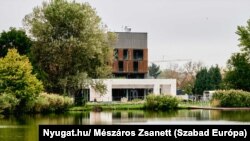 A Melea (korábban Modero) Hotel Sárváron, a Csónakázótó felől nézve, az építkezés egy korábbi szakaszában