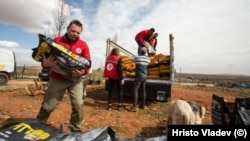 Велизар Ангелов (вляво) и други членове на екипа на "Четири лапи" раздават храна за животни в засегнатите от земетресението райони в Сирия.