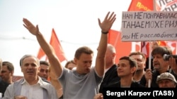 Гарри Каспаров, Алексей Навальный и Илья Яшин (слева направо) во время шествия «Марша миллионов» по Большой Якиманке.