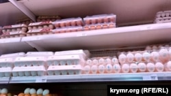 Упаковки с яйцами в одном из продуктовых магазинов Крыма, 11 декабря 2023 года