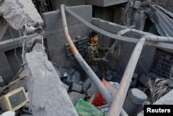 Palestinac pregleda štetu na mjestu izraelskih napada na Kan Junis na jugu Pojasa Gaze, 10. decembra