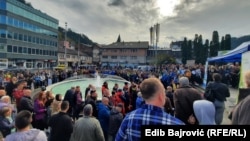 Učesnici protesta u Konjicu zahtijevaju hitnu obustavu gradnje hidroelektrane Ulog, jer smatraju da izgradnja te hidroelektrane prijeti gornjem toku Neretve, na jugu Bosne i Hercegovine, 11. novembar 2023. 