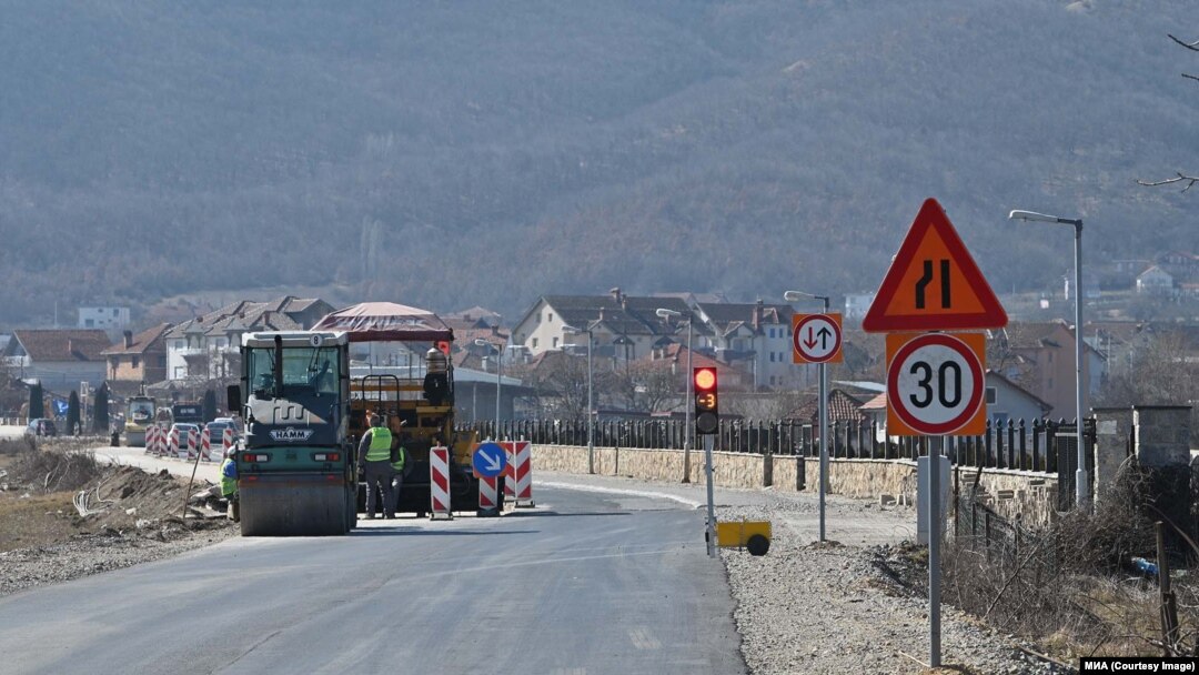 Архивска фотографија - Градежни работници на пат