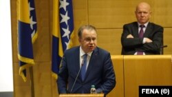 Premijer Nermin Nikšić (SDP) najavio je kao jedan od zadataka nove vlade da zaustavi odlaske građana, navodeći da je u proteklih osam godina BiH "napustilo 500.000 ljudi".