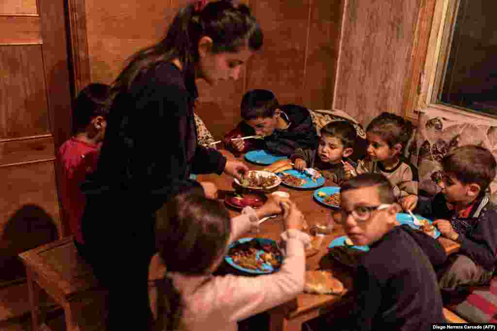 Fëmijët duke ngrënë një shujtë në një shtëpi në qytetin e Gorisit, e cila ka strehuar pesë familje armene etnike që u larguan nga Nagorno-Karabaku.