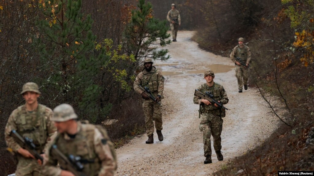 Trupa ushtarake britanike, si përforcime të NATO-s në Jarinjë.