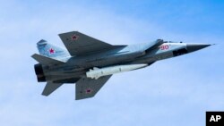 საილუსტრაციო ფოტო. აერობალისტიკური რაკეტა „კინჟალით” აღჭურვილი რუსული სამხედრო თვითმფრინავი მიგ-31კ