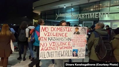 Зорлық-зомбылық көрсететін әйел оргазмының видеосы.