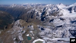 Skijalište Stubai Glacier sa rezervoarima vode za žičare u blizini Innsbrucka, Austrija, 25. septembra 2023.
