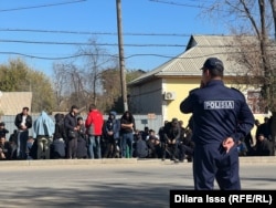 Göçmen ihlalcilerden oluşan kalabalıklar polis tarafından korunuyor.