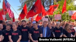 Protestues marrin pjesën në një protestë të shqiptarëve në jug të Serbisë, të cilët e akuzojnë Qeverinë serbe për diskriminim, 12 gusht 2024.