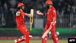 د اسلام اباد یونایټېډ بیټران د مارچ پر ۱۰مه د سیالۍ تر ګټلو وروسته خوشالي کوي. 