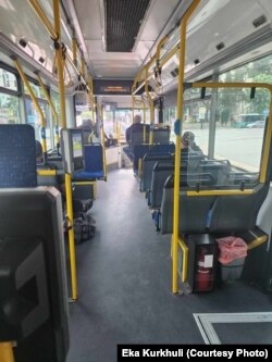 თითქმის ცარიელი ავტობუსი, ქალაქი ხულონი, ისრაელი