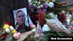 Команда Навального також закликала прихильників критика Кремля по всьому світу зібратися о 19:00 у своїх часових поясах, щоб вшанувати його пам’ять