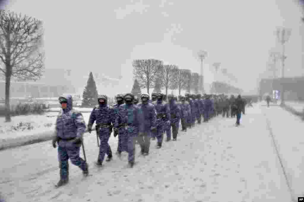 U Moskvi su zabilježene neke od najvećih snježnih padavina ikada, što je dovelo do kašnjenja na pojedinim aerodromima, pošto su piste prekrivene gustim snijegom, 4. decembra.