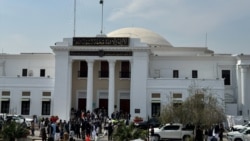 سیاستوالان او خبریالان تر غونډې مخکې د خیبر پښتونخوا د اسمبلۍ ودانۍ مخې ته ورغونډ شوي دي - انځور له ارشیفه. 