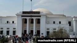 سیاستوالان او خبریالان تر غونډې مخکې د خیبر پښتونخوا د اسمبلۍ ودانۍ مخې ته ورغونډ شوي دي - انځور له ارشیفه. 