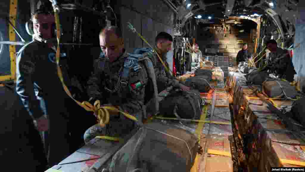 A jordániai hadsereg tagjai előkészítik a segélycsomagok légi úton történő ledobását a Gázai övezet partjainál 2024. február 27-én.&nbsp;A több ország légierejével összehangolt, közös akcióban több tonna élelmiszercsomagot dobtak le a Gázai övezet partjainál