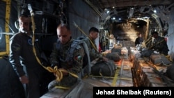 Többtonnányi élelmiszert dobtak le ejtőernyővel az éhező gázaiaknak, a jordán király is részt vett az akcióban