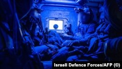 Снимка, разпространена от израелската армия на 15 ноември, показва войници по време на операцията, която започна в "Ал-Шифа" 