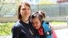 Изпълнителният директор на организацията Александрина Димитрова и едно от децата, за които тя и екипът се грижат