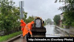 Коммунальные службы Симферополя расчищают улицы во время осадков, 31 мая 2023 года