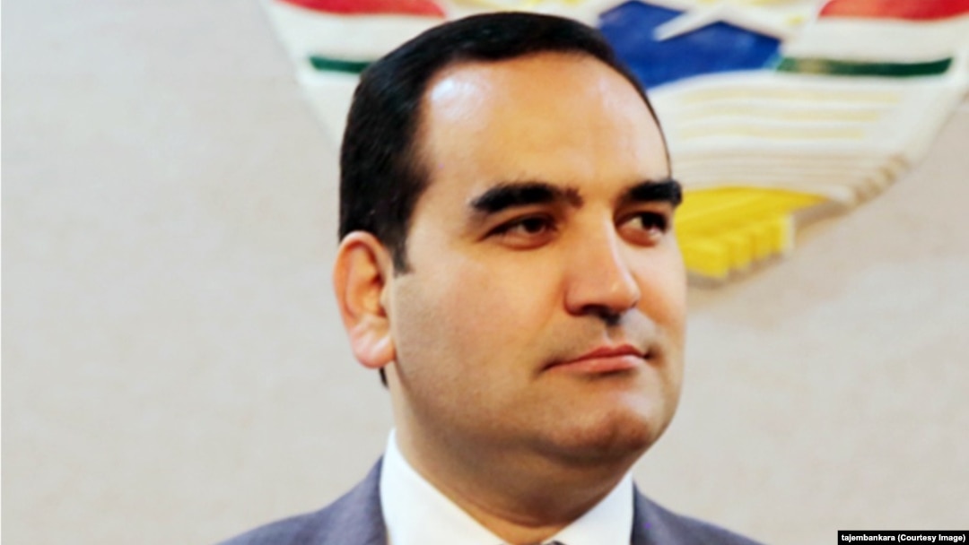 Yalangoch qiz guldasta surati bilan Er-xotin jinsiy aloqa