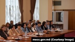 În imagine mai mulți șefi ai Direcțiilor Educație la o întâlnire de lucru la Ministerul Educației, septembrie 2022. 