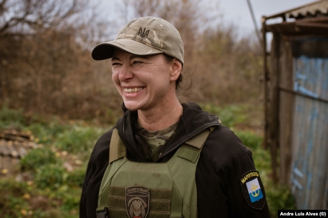 Olga Solarz grumbullon të holla për t'i ndihmuar ushtarët dhe civilët që jetojnë në zonat e rrënuara nga lufta në jug të Donbasit.