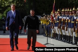 Președintele ucrainean Volodimir Zelenski a salutat Garda de Onoare la Palatul Cotroceni, București, România, 10 octombrie.