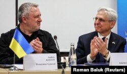 Procurorul general al Ucrainei (stânga) și cel al SUA, Merrick Garland, sau discutat pe 3 martie 2023, la Liov, despre acuzațiile de crime de război comise în Ucraina.