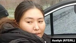 Журналист Махабат Тажибек кызы суракка алынып бараткан учур. Бишкек. 16-январь, 2024-жыл.
