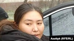 Махабат Тажибек кызы забирают на допрос, 16 января 2024 год.