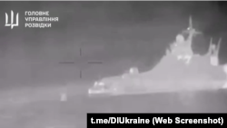Скриншот видео атаки безэкипажными катерами патрульного корабля российского Черноморского флота «Сергей Котов», опубликованного ГУР Украины