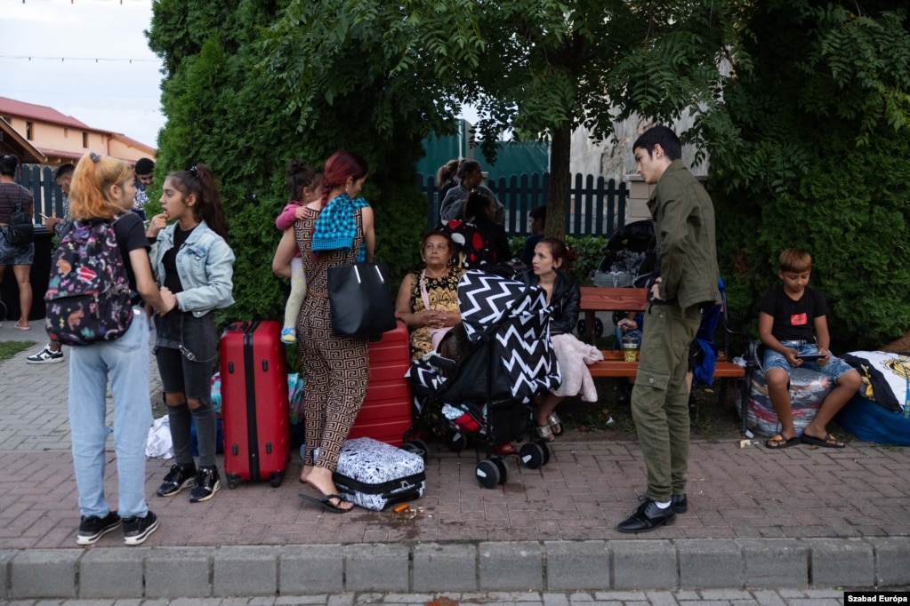 Shumë prej të zhvendosurve ose po paguajnë për strehimin e tyre, ose po qëndrojnë me familjen, miqtë ose vullnetarët, në përpjekje për të gjetur stabilitet në mes të luftës së vazhdueshme.