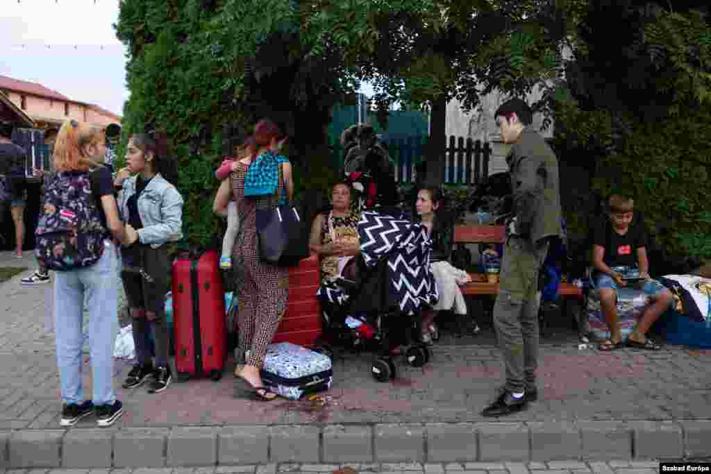 Люди вирішують, що їм далі робити. В Угорщині багато біженців з України самі оплачують житло, або живуть у рідних, друзів чи волонтерів.&nbsp;