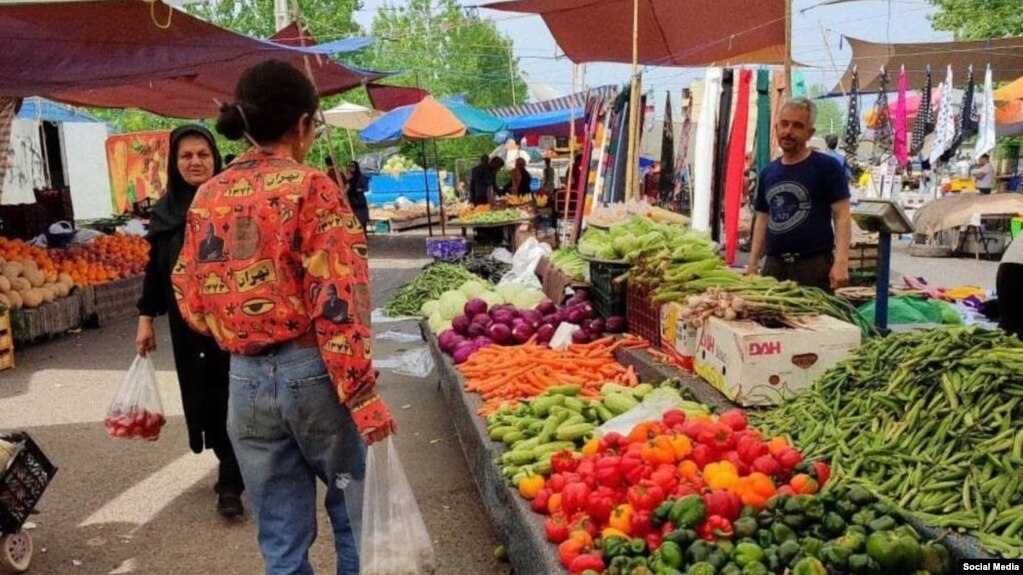 روزانه تصاویر متعددی از حضور زنان در سنین و شهرهای مختلف، در اماکن عمومی و پرتردد، بدون حجاب اجباری منتشر می‌شود