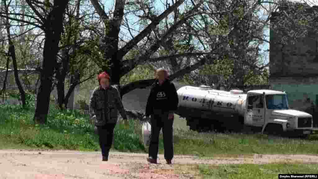 Люди в селі намагаються повертатися до нормального життя