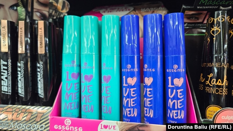 Produkte për qerpikë të markës Essence të shkruara mbrapsht në një nga dyqanet me produkte 1 euro në Prishtinë.