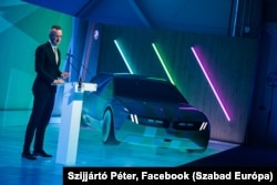 Szijjártó Péter külügyminiszter a BMW új elektromosautó-gyárának átadóján Debrecenben